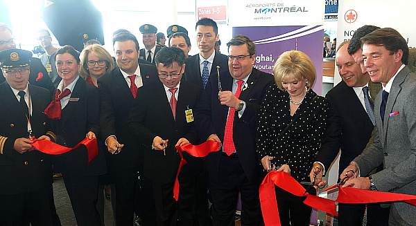 Coupure de ruban du vol inaugural Montréal-Shanghai d'Air Canada.