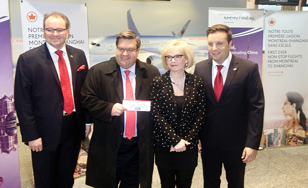 David Rheault, directeur affaires gouvernementales et relations avec les collectivités pour Air Canada ; le maire de Montréal Denis Coderre ; la ministre du Tourisme du Québec, Julie Boulet et Marc Galardo, vice-président de la planification de réseautage d'Air Canada. David Rheault, directeur affaires gouvernementales et relations avec les collectivités pour Air Canada ; le maire de Montréal Denis Coderre ; la ministre du Tourisme du Québec, Julie Boulet et Marc Galardo, vice-président de la planification de réseautage d'Air Canada.