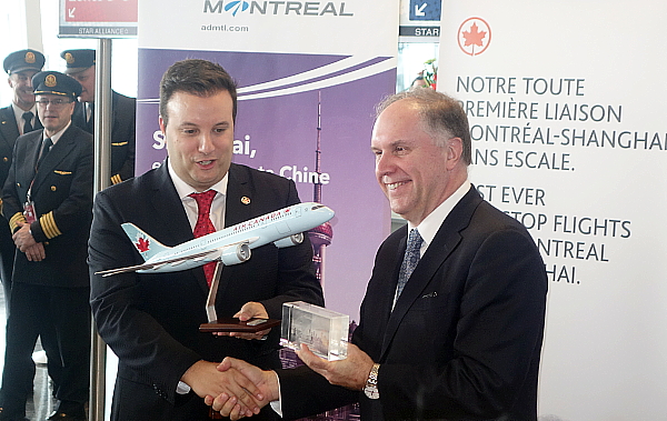 Échange de cadeau entre Marc Galardo, vice-président de la planification de réseautage d'Air Canada et Philippe Rainville PDG d'Aéroports de Montréal. Échange de cadeau entre Marc Galardo, vice-président de la planification de réseautage d'Air Canada et Philippe Rainville PDG d'Aéroports de Montréal.