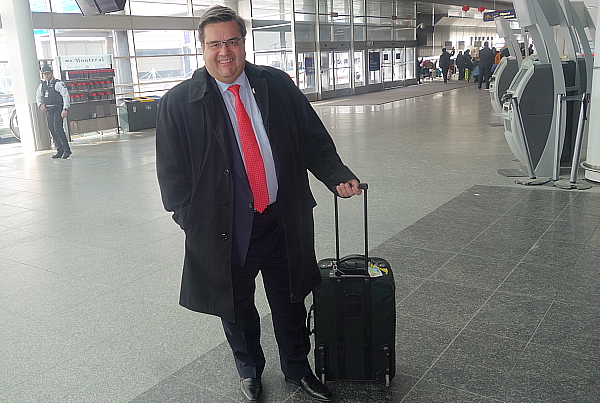 Le maire de Montréal, Denis Coderre arrivant à l'aéroport de Montréal pour prendre le vol inaugural Montréal-Shanghai d'Air Canada Le maire de Montréal, Denis Coderre arrivant à l'aéroport de Montréal pour prendre le vol inaugural Montréal-Shanghai d'Air Canada