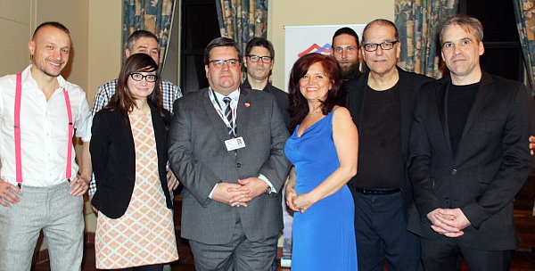 Le maire de Montréal, Denis Coderre, en compagnie des membres du Conseil d'administration de l'APGT