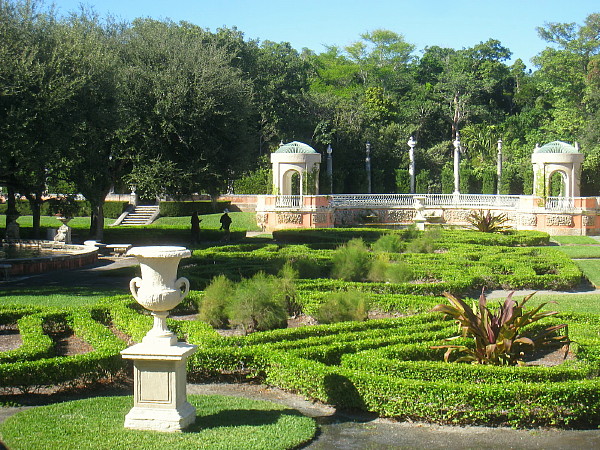Un rêve vénitien : les jardins achevés en 1922, mêlent un style français et italien.