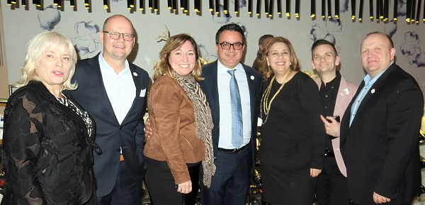 Les hôtes de la soirée. Les hôtes de la soirée.