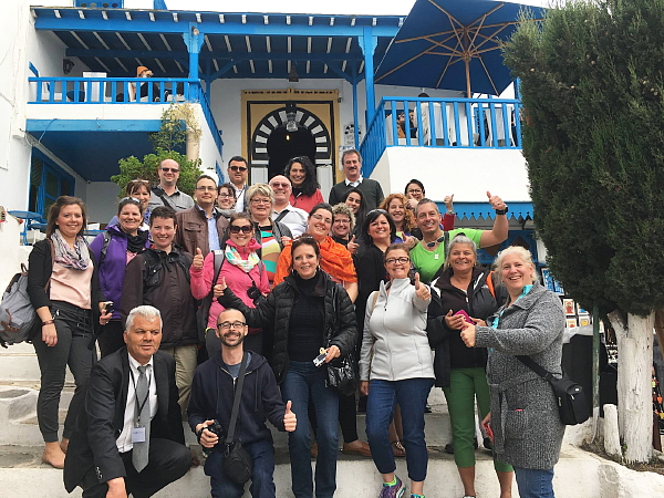 De gauche à droite en partant de la rangée du bas : Abdul (guide), Sébastien Guilbault (Célébritours), Lise Paulhus (Voyages Aquaterra), Johanne Lemire-Provencher (Voyages Arc-en-Ciel), Linda Proulx (Voyages Virtuose), Caroline Vaillancourt (Club Voyages Mont-Tremblant), Stéphanie Lapensée (Fly DK Travel), Nathalie Thibeault (Air Tours Voyages), Nancy Roy (Club Voyages Orford), Caroline Racine (Voyages Vasco Beauport), Joannie Bernier (Voyages Inter-Conseil), Karine Charbonneau (Voyages Aquarelle), Stéphane Gauvreau (Voyages Aquarelle), Chantal Poulin (Explore Voyages), Eric Roberge (Station Vacances), Myriam Boudreault (Voyages Sylvie Touchette), Nicole Blanchette (Voyage Vasco Val Bélair), Josée Bédard (Vasco Des Forges), Ginette Cholette (Club Voyages Évasion), Pascale Deschênes (Inter-Voyages), Kamel (Kantaoui Travel), Daniel Arseneault, Ginette Roy (Air Tours Voyages, Marc Ancuta (Célébritours), Stéphanie Jean (Voyages Mérités), Nathalie Lebel (Voyages Transat Alliance), absente sur la photo : Marjolaine Loubier (Club Voyages Orford)