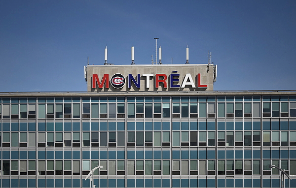 Le « Montréal » de l'aéroport Trudeau affiche les couleurs de son équipe! Le « Montréal » de l'aéroport Trudeau affiche les couleurs de son équipe!