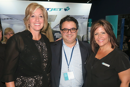 Jane Clementino et Shannon Cuningham de Westjet entourent Frank de Marinis, PDG de TravelBrands Jane Clementino et Shannon Cuningham de Westjet entourent Frank de Marinis, PDG de TravelBrands