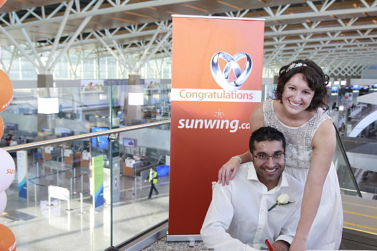 Un couple de Calgary échange ses vœux de mariage à l’aéroport