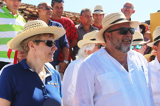 Manuel Marrero Cruz, Ministre du tourisme de Cuba, et Armgard Wippler, Directrice de la Direction des politiques petites et moyennes entreprises et du secteur des services en Allemagne