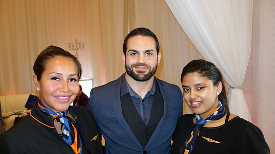 coordonnateur aux ventes de Groupe de Voyages Sunwing entouré de collaboratrices de Sunwing Airlines