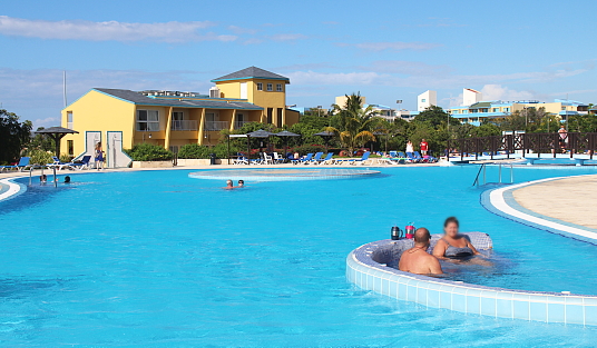 Hôtel Blau Costa Verde : la piscine réservée aux clients de l'Option Plus.