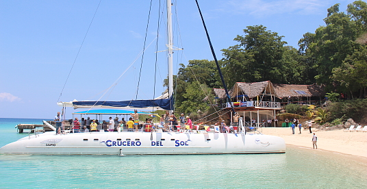 L'arrivée à Cayo Saetia se fait en catamaran