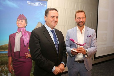 Yisrael Katz, le ministre des Transports israélien avec Skúli Mogensen, PDG de WOW air, à la conférence de presse hier en Israël. (Groupe CNW/WOW air) Yisrael Katz, le ministre des Transports israélien avec Skúli Mogensen, PDG de WOW air, à la conférence de presse hier en Israël. (Groupe CNW/WOW air)