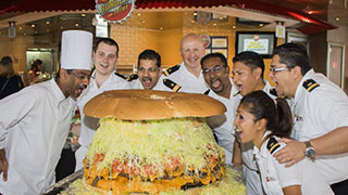 Carnival : un burger de 150 kilos pour la journée nationale du hamburhger
