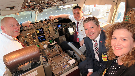 François Choquette d'Air Canada et Mélanie Paul-Hus d'Atout France visitent le cockpit du Boeing 767 d'Air Canada Rouge avant le vol inaugural de la nouvelle desserte Montréal-Marseille