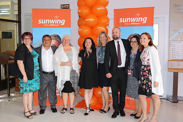 Chantale Lavoie, présidente de la Régie et préfet de la MRC de La Matapédia; Sam Char, VP exécutif Vacances Sunwing; Danielle Doyer, vice-présidente de la Régie et mairesse de la ville de Mont-Joli; Pascale Raymond, gérante au développement des affaires de Sunwing pour l'est du Québec; Marie-Josée Carrière, directrice régionale marketing pour le Groupe de Voyage Sunwing au Québec; Patrick Corriveau, directeur des ventes pour le Groupe de Voyage Sunwing au Québec; Carole Duval, directrice générale de la Régie intermunicipale de l'aéroport régional de Mont-Joli; et Rachel Goldrick, directrice principale des communications pour Vacances Sunwing. Chantale Lavoie, présidente de la Régie et préfet de la MRC de La Matapédia; Sam Char, VP exécutif Vacances Sunwing; Danielle Doyer, vice-présidente de la Régie et mairesse de la ville de Mont-Joli; Pascale Raymond, gérante au développement des affaires de Sunwing pour l'est du Québec; Marie-Josée Carrière, directrice régionale marketing pour le Groupe de Voyage Sunwing au Québec; Patrick Corriveau, directeur des ventes pour le Groupe de Voyage Sunwing au Québec; Carole Duval, directrice générale de la Régie intermunicipale de l'aéroport régional de Mont-Joli; et Rachel Goldrick, directrice principale des communications pour Vacances Sunwing.