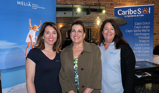 Gina Mallamo de Melia Cuba et Danièle Frappier de Caribe Sol entourent Carmen Casal du bureau de tourisme de Cuba à Montréal.