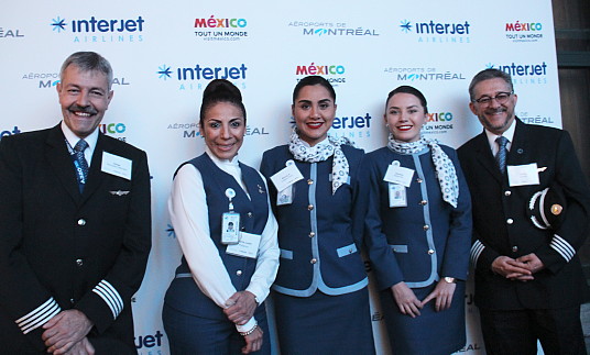 L'équipage du premier vol d'Interjet, qui a atterri à Montréal hier matin.