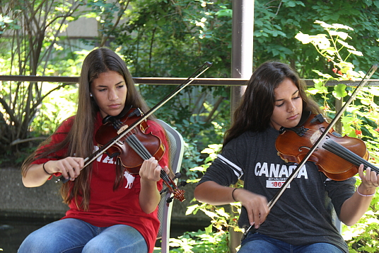 Les jeunes musiciennes de la famille Leblanc, qui reprennent des classiques de la musique cajun.
