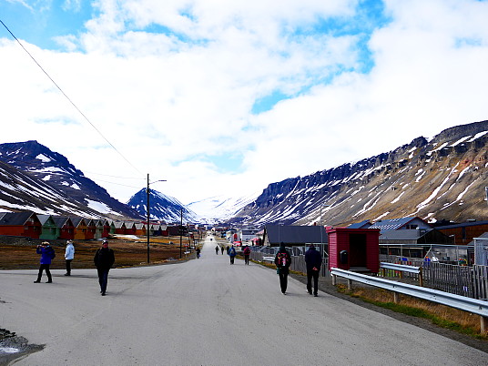 Des touristes dans Longyearbyen