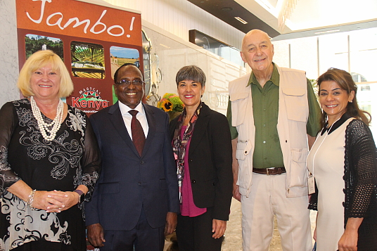 Susan Web (Vox); John L. Lanyasunya, le Haut commissaire du Kenya ; Renée Wilson et Serge Lamarre (Vox) et Roula Shabaani, représentante senior pour Kenya Airways