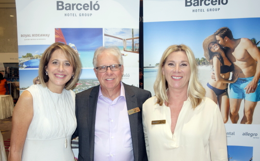 Louise Fecteau en compagnie de Rick McCauley et Judy Makara du service des ventes de Barcelo Hotel Group, commanditaire majeur des académies Transat au Québec