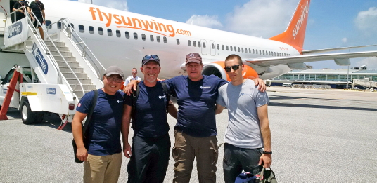 L’équipe de GLobalMedic à leur arrivée à St Maarten. Crédit photo : GlobalMedic (Groupe CNW/Sunwing Foundation) g Foundation)