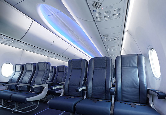 Le nouvel avion Boeing 737 MAX offre l’agencement Sky Interior qui comprend de plus grands compartiments de rangement supérieurs, des parois latérales sculptées et un éclairage DEL visant à créer une expérience invité plus agréable tout au long d’un vol. (Groupe CNW/WestJet)