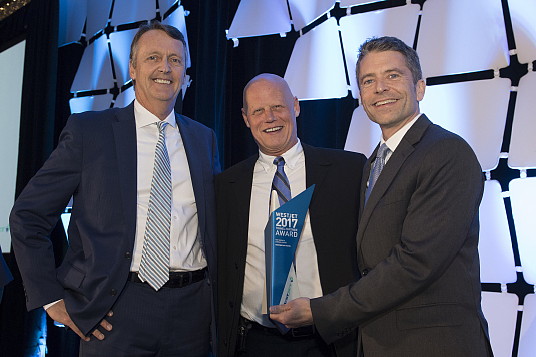 Lyell Farquharson (vice-président, Ventes et distribution) et Robert Dungan (directeur, Développement commercial) entourant le lauréat du prix Meilleure croissance consolidée, représentant Huntington Travel (Groupe CNW/WestJet)