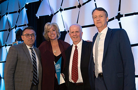 Jane Clementino (directrice des ventes aux agences) et Lyell Farquharson avec les lauréats du prix WestJet, meilleure croissance des ventes PLUS, représentant American Express Global Business Travel (Groupe CNW/WestJet)