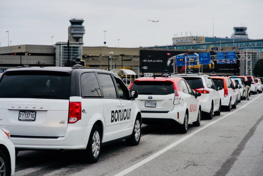 365 voitures de taxis arborent le « Bonjour » à Montréal-Trudeau (Groupe CNW/Aéroports de Montréal) 365 voitures de taxis arborent le « Bonjour » à Montréal-Trudeau (Groupe CNW/Aéroports de Montréal)