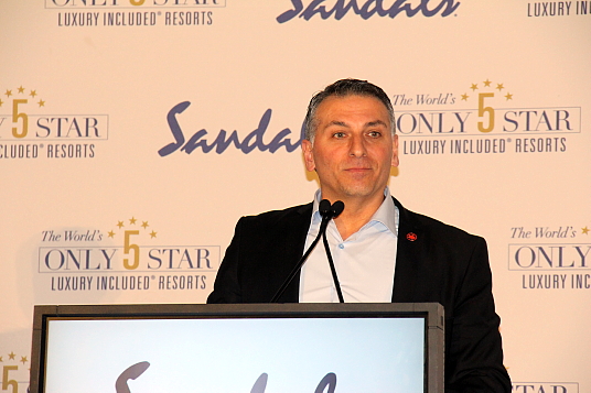 Nino Montagnese, directeur général, Vacances Air Canada. Nino Montagnese, directeur général, Vacances Air Canada.