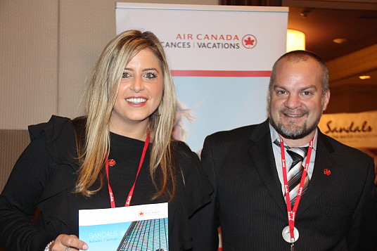 Veronica Di Ruocco et Dave Boudreau du service des ventes de VAC. Veronica Di Ruocco et Dave Boudreau du service des ventes de VAC.