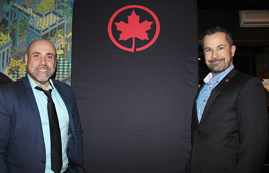 Armando Mendoca, directeur de comptes pour les offices de tourisme de Vienne et de Berlin, et Eric Lauzon, chef de service - partenariats communautaires pour Air Canada.