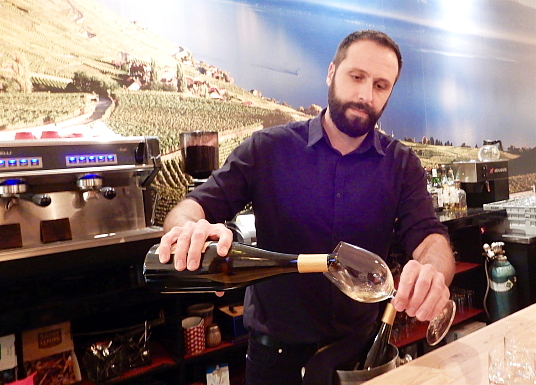 Les convives ont dégusté un Dézalay blanc de la Maison Blaise Duboux de la région de Lavaux et un rouge Cornalin de la « vallée du Rhône » Suisse.