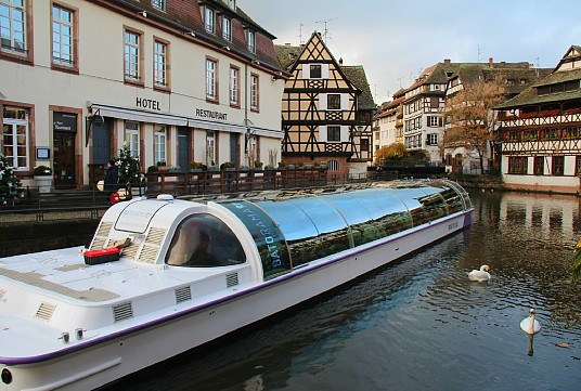 Les promenades en bateau se poursuivent aussi en hiver, notamment dans le quartier de la Petite France, à Strasbourg