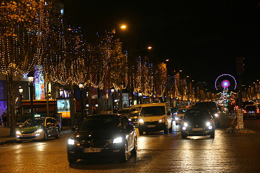 Les Champs Élysées, toujours en beauté pendant la période des Fêtes