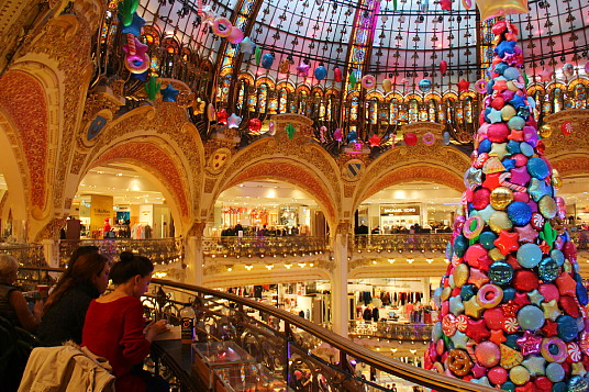 Chaque année, Les Galeries Lafayette remportent beaucoup de succès avec leurs décorations des Fêtes