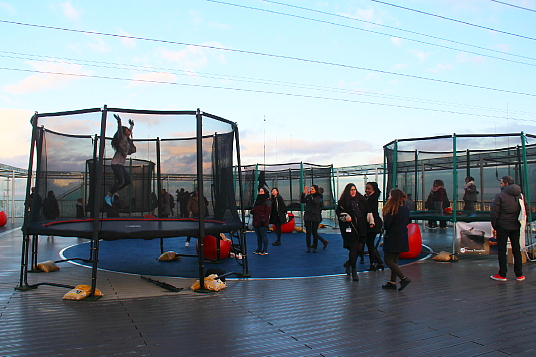 En décembre, des trampolines nous attendent sur la terrasse de la Tour Montparnasse