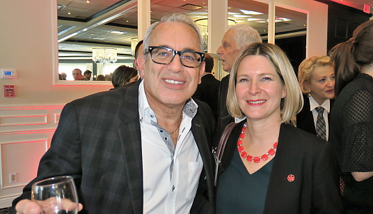 Joel Ostrov, président de Vision Voyages et Karen Acs chef de service ventes d'Air Canada Joel Ostrov, président de Vision Voyages et Karen Acs chef de service ventes d'Air Canada