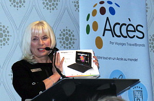 Lian Côté, directrice des ventes de TravelBrands, Québec et Atlantique présente la tablette remise à chaque invité.