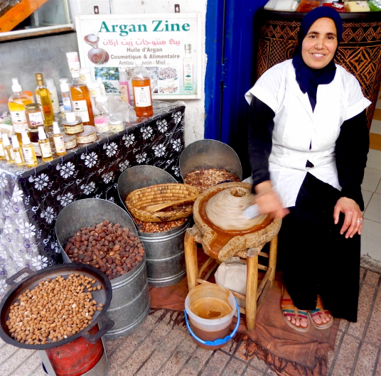 Femme fabricant l’huile d’Argan