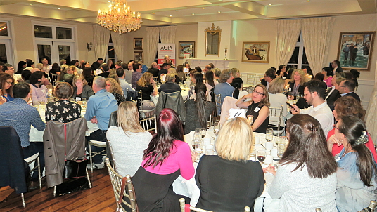 Une élégante salle remplie à craquer Une élégante salle remplie à craquer