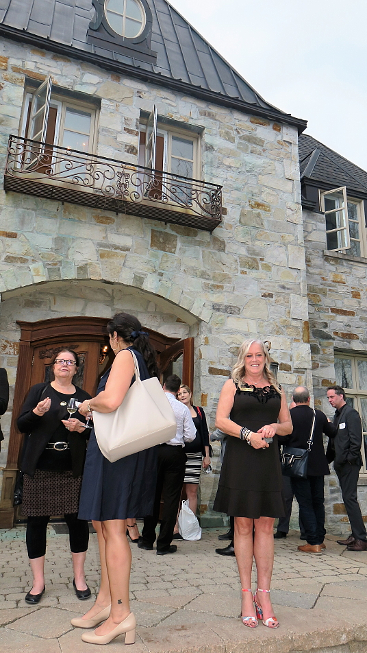 Manon Martel accueille les invités sur le perron Manon Martel accueille les invités sur le perron