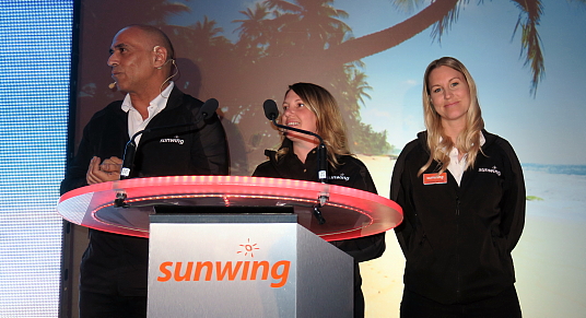 Gustavo Moor; Roxanne Auger-Hamelin et Stéphanie Métivier du service des ventes de Sunwing