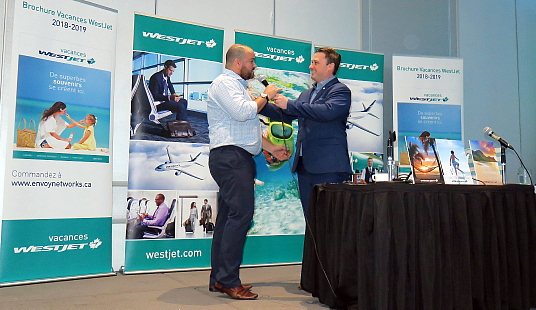 Orelbys Vigoa, BDM d'AM Resorts (commanditaire platine de la soirée ) et Christian Roussin, directeur régional des ventes de Westjet Orelbys Vigoa, BDM d'AM Resorts (commanditaire platine de la soirée ) et Christian Roussin, directeur régional des ventes de Westjet