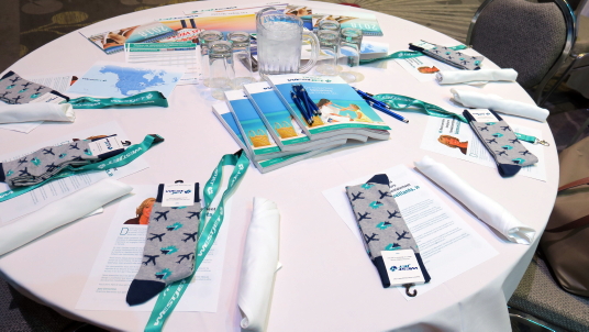 Chaque invité recevait une paire de chaussettes griffées Westjet Chaque invité recevait une paire de chaussettes griffées Westjet