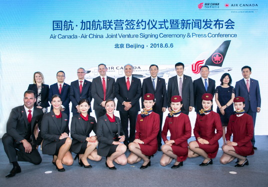 Conférence de presse et signature du contrat de coentreprise entre Air Canada et Air China. (Groupe CNW/Air Canada)