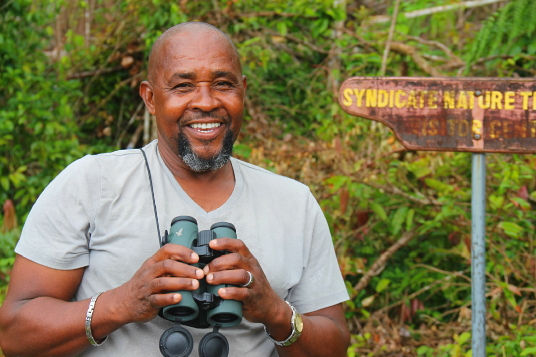 Bertrand Jean Baptiste, alias « Docteur Bird », est l’un des meilleurs guides pour les safaris d’ornithologie