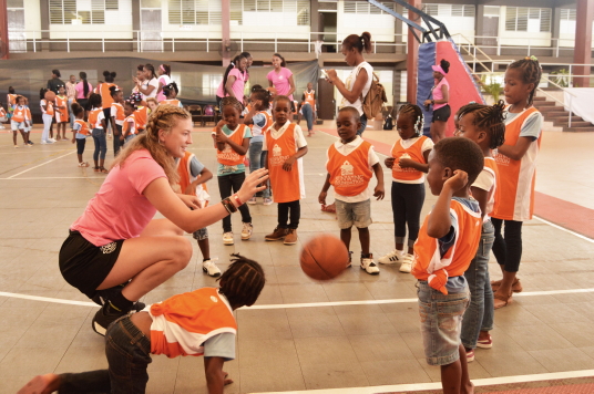 La Fondation Sunwing, en partenariat avec le Sisters Keeper Elite Basketball, permet aux enfants de la Jamaïque de vivre une expérience en camp d’été en plus de leur offrir des fournitures scolaires