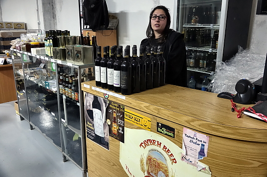 Le Taybeh Hotel est propriété de la famille Khoury qui exploite la première et seule microbrasserie de Palestine (Taybeh Beer), un vignoble et une oliveraie.